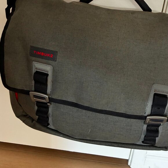 Timbuk2 Messenger/Computer Bag in Army green/gray. Excellent Condition - Picture 5 of 5